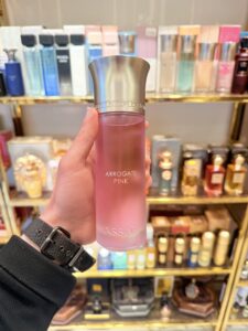 تركيبة العطر مقدمة العطر: زهر النارنج، زهرة البرتقال، اللوز قلب العطر: الياسمين، المشمش، البنفسج قاعدة العطر: المسك، الياسمين، خشب الصندل